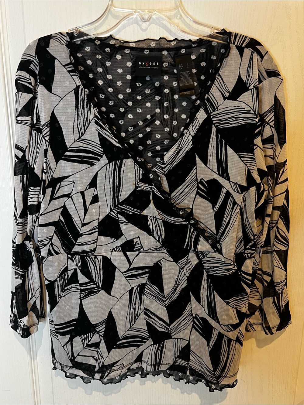 Axcess Woman ‘s Black and White Abstract Leaf-Print V-Neck Tunic